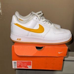 Men Nike af1 wlhite and yellow with gum sole size 10.5